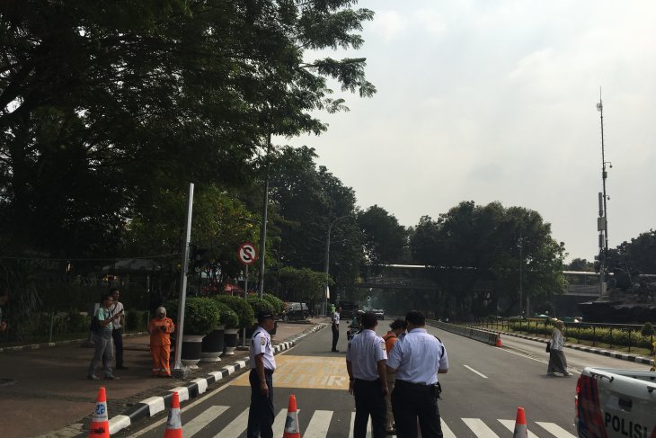 Akses jalan menuju Gedung Mahkamah Konstitusi (MK) ditutup. (Foto: Antara)