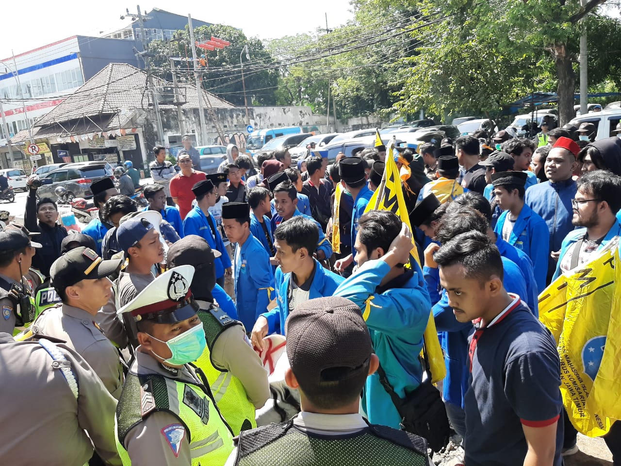 PMII datangi Kantor Dispendik Jawa Timur, Senin 24 Juni 2019. (Foto: Farid/ngopibareng.id)