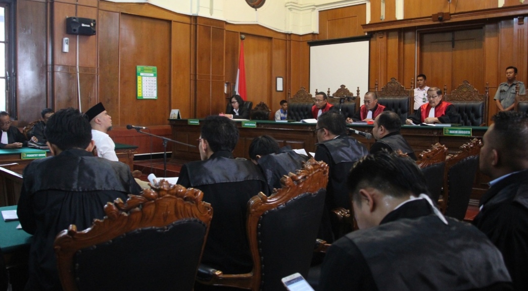 Ahmad Dhani Prasetyo, saat menjalani sidang di PN Surabaya. (Foto: Farid/ngopibareng.id) 