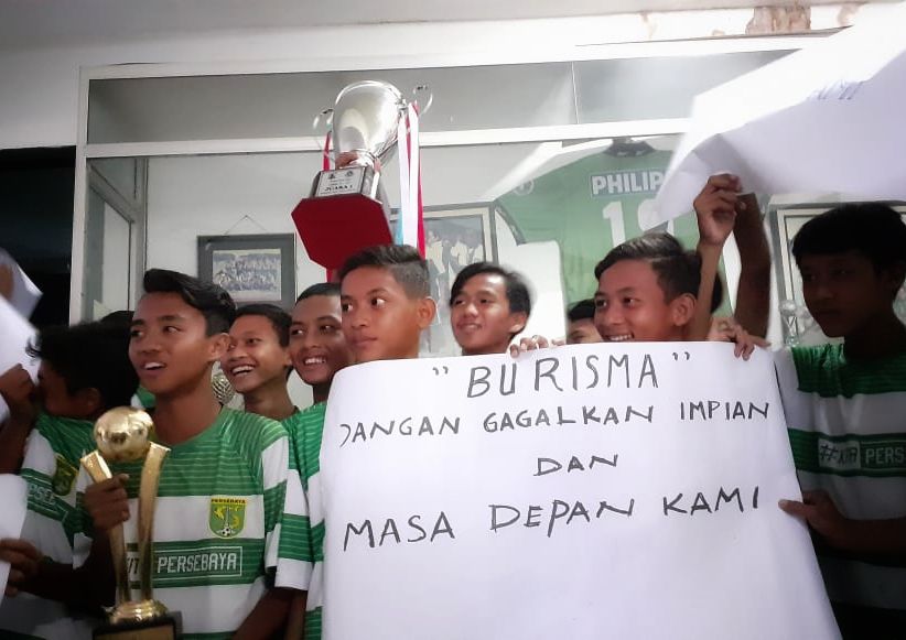 Pemain Persebaya U-14 menggelar aksi di Wisma Persebaya. (foto: Haris/ngopibareng.id)