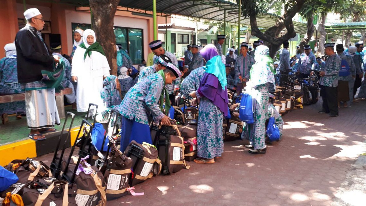 CJH Probolinggo saat hendak bertolak ke Asrama Haji Sukolilo, Surabaya, tahun lalu. (Foto: Istimewa/ngopibareng.id)