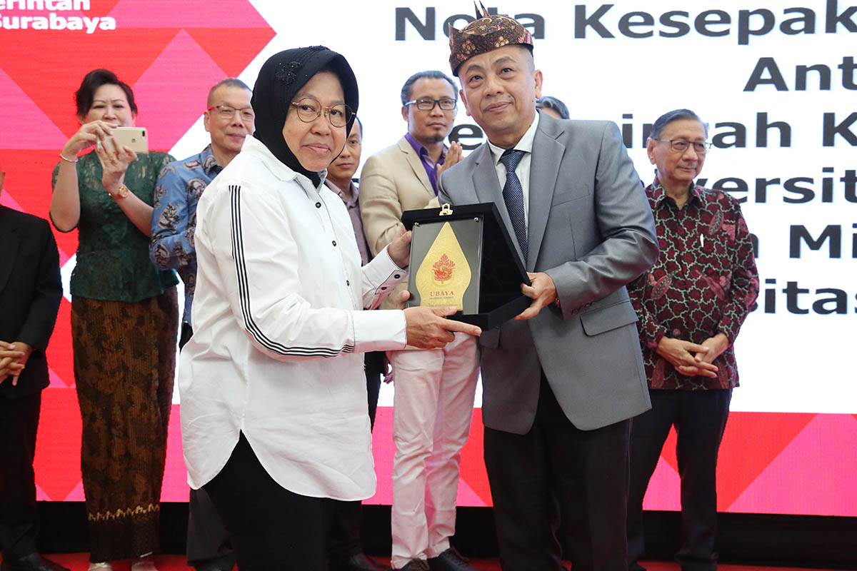 Risma dan Benny setelah melakukan tanda tangan kerjasama beasiswa pendidikan. (Foto: Dok. Pemkot Surabaya)