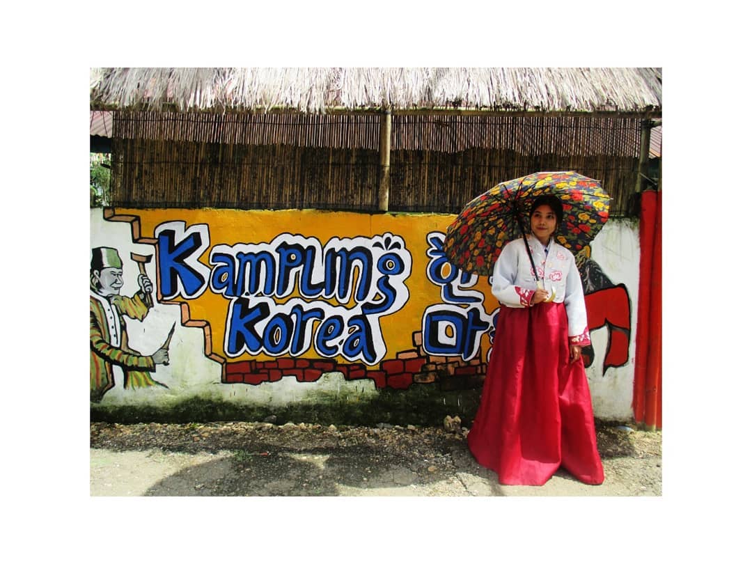 Pengunjung dapat menyewa Hanbok, gaun tradisional perempuan Negeri Ginseng. 