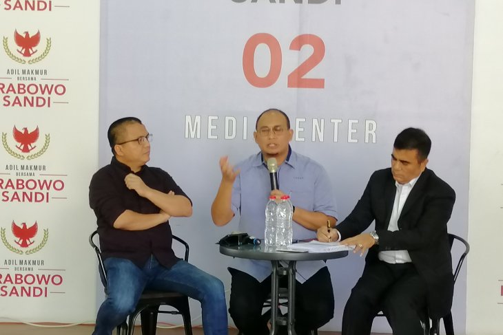 Juru bicara BPN Prabowo-Sandi, Andre Rosiade (tengah) dalam diskusibertajuk 'Nalar Konstitusi Progresif Vs Nalar Kalkulator' di Media Center Prabowo-Sandi, Jakarta Selatan, Selasa 25 Juni 2019. (Foto: Antara/Syaiful Hakim)