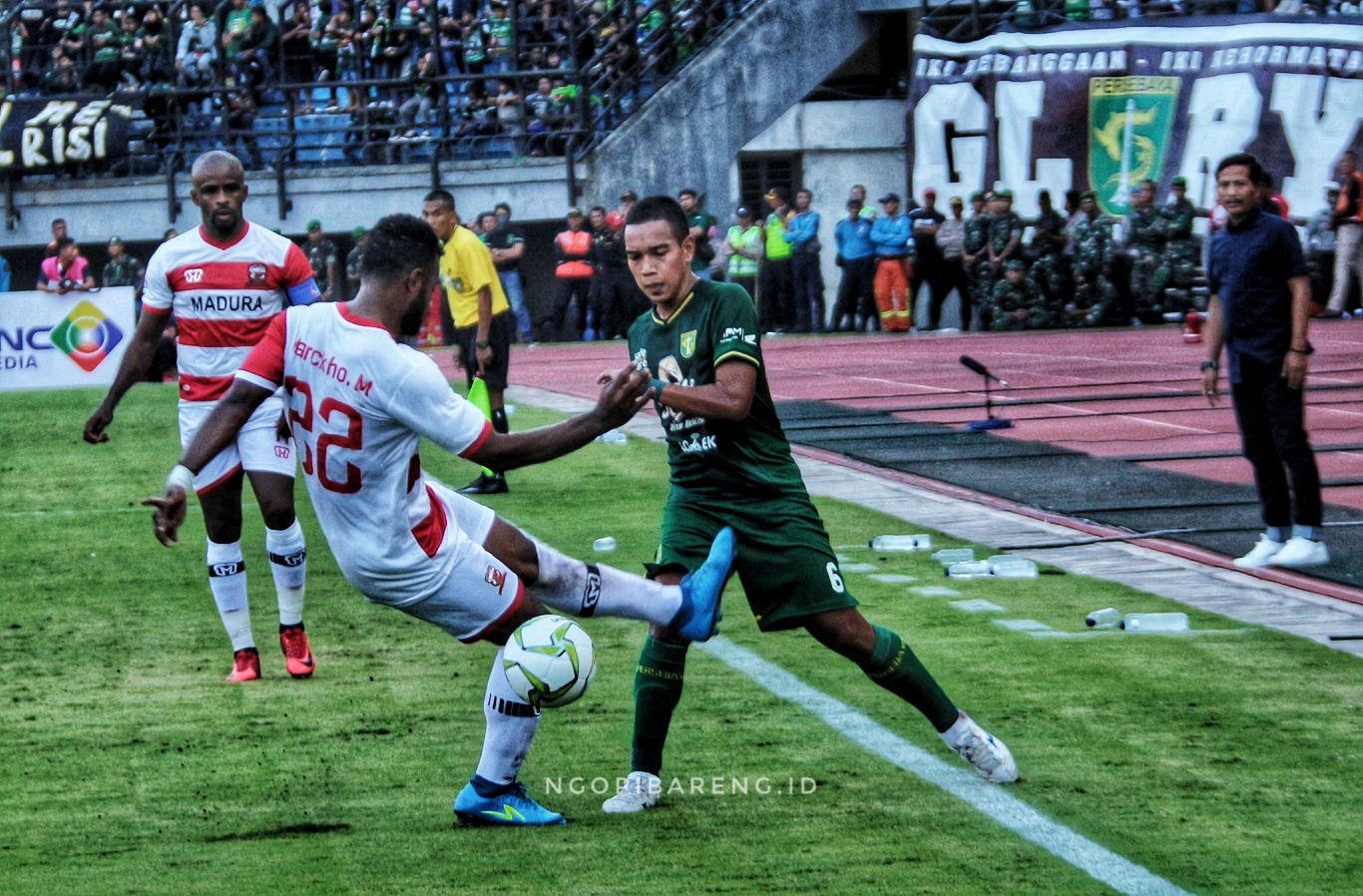 Pemain Persebaya Misbakus Solikin saat berhadapan dengan pemain Madura United. (Foto: Haris/ngopibareng.id)