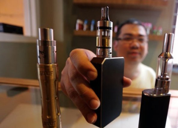 Seorang pedagang rokok elektronik (e-cigarette) memperlihatkan tiga buah rokok elektrik di pusat penjualan rokok elektrik di jl Rajawali, Palembang, Kamis 21 Mei 15. Pemerintah melalui Menteri Perdagangan (MENDAG) Rachmat Gobel dan mendapat rekomendasi dari Kementerian Kesehatan (MENKES) melarang penjualan dan impor roko elektronik (e-cigarette) dikarenakan mengandung zat nikotin yang berbahaya bagi kesehatan. (Foto: Antara/Nova Wahyudi)