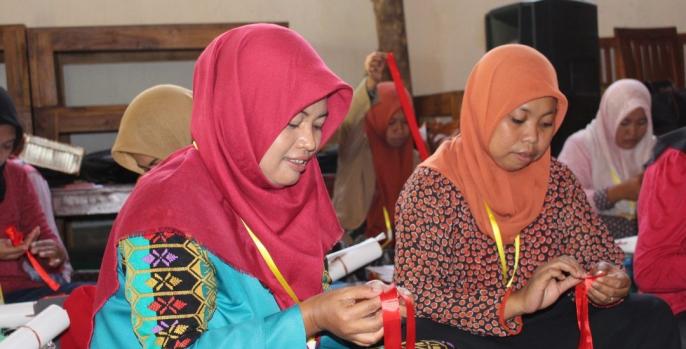 Ibu-ibu rumah tangga di desa Kawisrejo Kecamatan Rejoso, sedang sibuk mengkreasi hantaran lamaran yang difasilitasi Disperindag Pasuruan, Selasa, 25 Juni 2019. (Foto: Dok Kab Pasuruan)