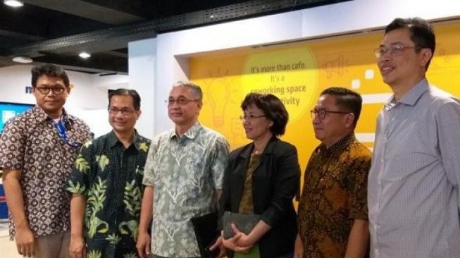 Koordinator Peneliti UGM, Abdul Gaffar Karim bersama timnya. (Foto: ist/ngopibareng.id)