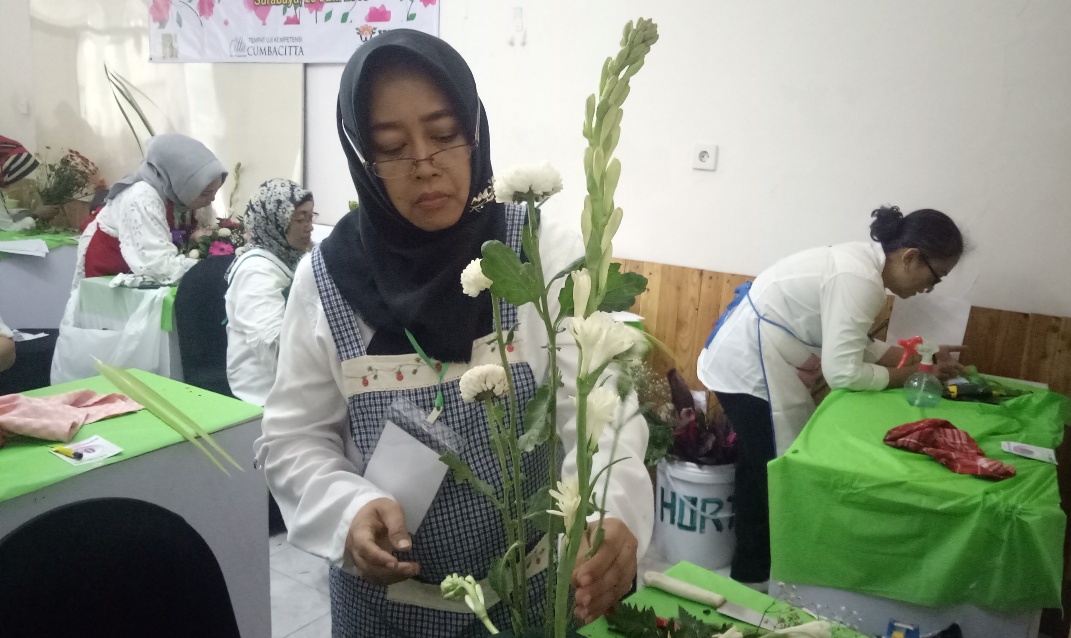 Suasana uji kompetensi merangkai bunga yang diikuti oleh 12 peserta. (Foto: Pita/ngopibareng.id)