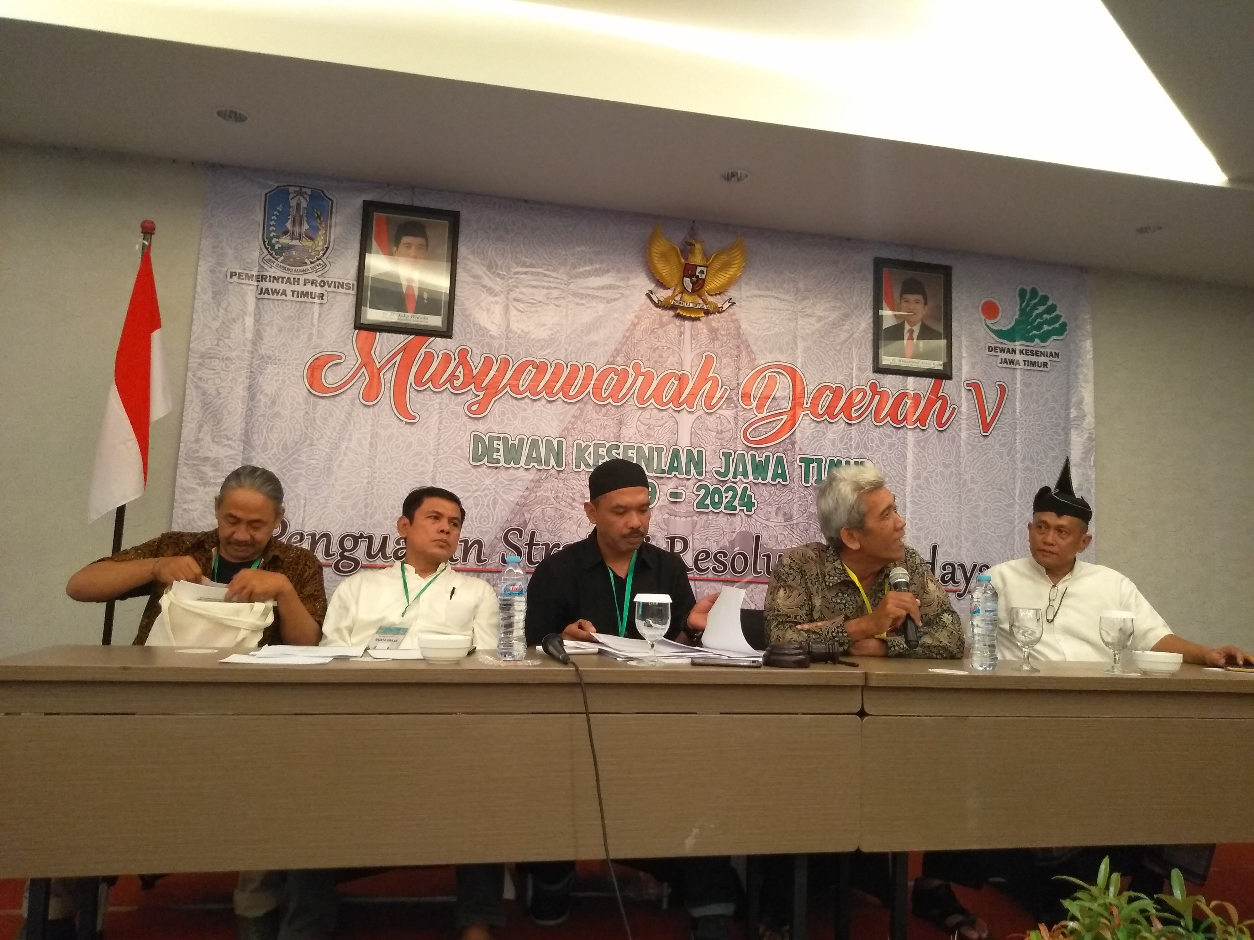 Pemimpin sidang berganti. Prof Yuwono terpilih jadi pimpinan sidang. (Foto:Widi/ngopibareng.id)