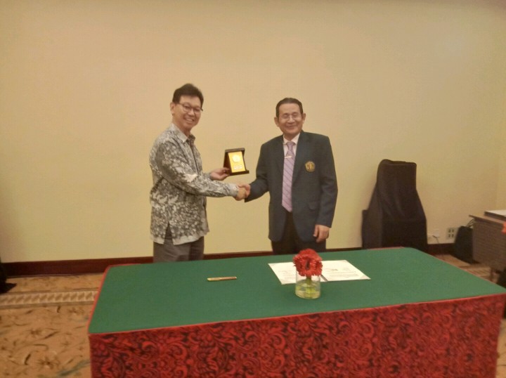 Rektor Universitas Brawijaya Malang, Nuhfil Hanani bersama salah satu pengusaha meneken MOU di Hotel Sheraton, Surabaya, 25 Juni 2019. (Foto: Faiq/ngopibareng) 