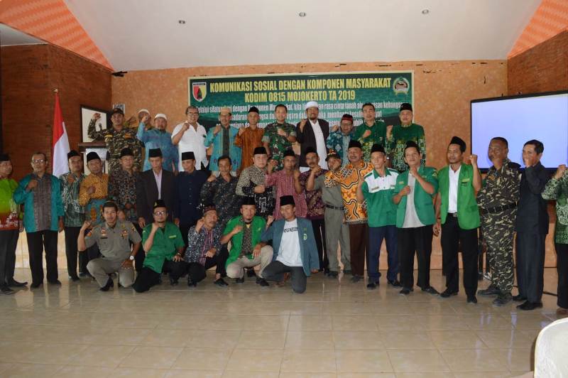 Dandim 0815 Foto Bersama Usai Kegiatan Komunikasi Sosial Dengan Komponen Masyarakat 