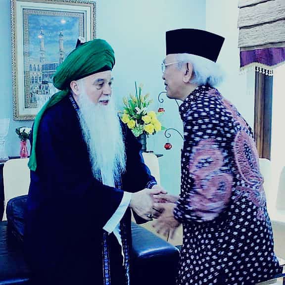 Gus Mus, Pengasuh Pesantren Raudlatut Thalibin, Leteh, Rembang, bersama Syaikh Hisyam Qabbani. (Foto: ist/ngopibareng.id)