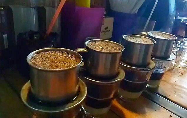 Kopi Vietnam. Pasangannya adalah krimer kental manis. Pas, cocok, bodi tebal, pilihan pas untuk nongkrong malam-malam bediding begini. (Foto:Senduro Coffee/Istimewa)