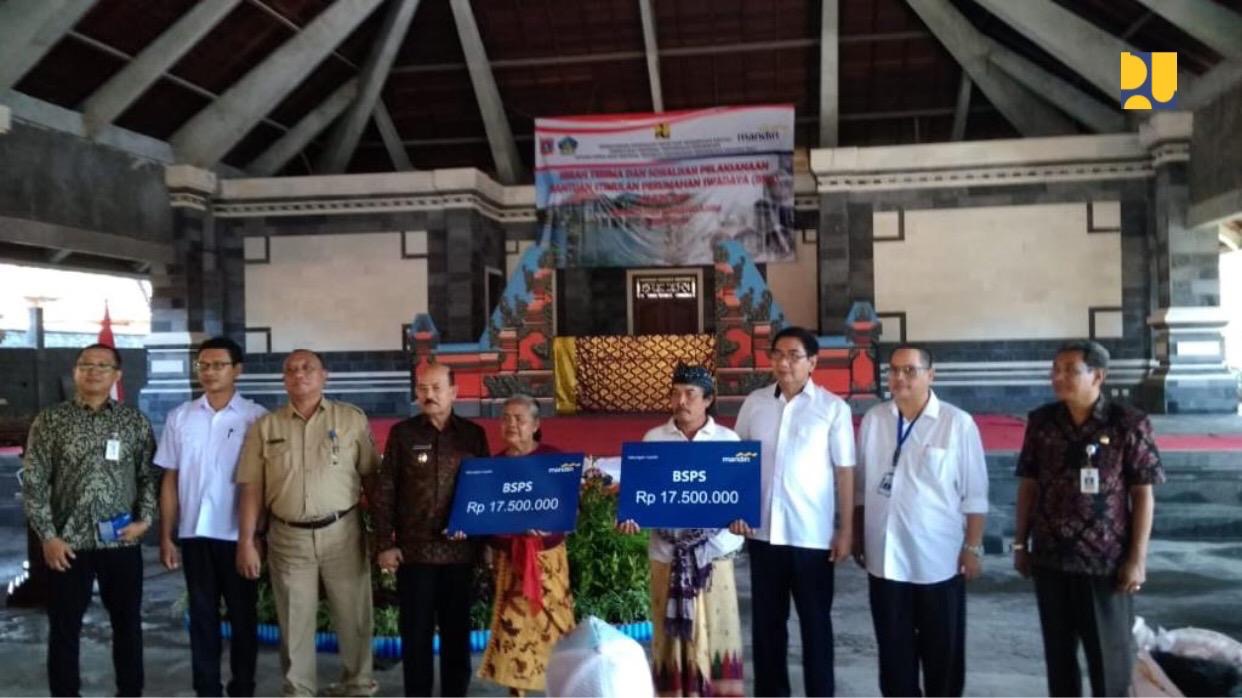 Penyerahan secara simbolik dana bedah rumah di Bali. (Foto PUPR)