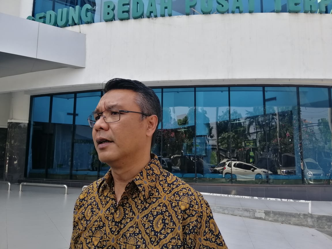 Kepala Bagian Humas Pemkot Surabaya, M. Fikser saat diwawancarai menyangkut kondisi terkini Risma di Gedung Bedah Pusat Terpadu RSUD Dr. Soetomo Surabaya. (Foto: Farid/ngopibareng.id)