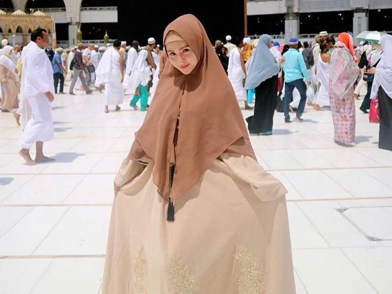 Penampilan Thya Sethya yang kini berhijab.