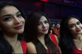 Thya Sethya (tengah) bersama dua agel 'gadis ring MMA' yakni Siva Aprilia dan Lavenia Oviola.
