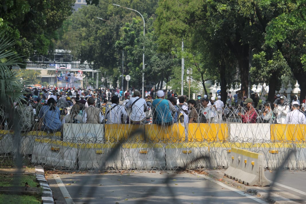 Massa pendukung Prabowo-Sandiaga Uno kumpul di kawasan Gedung Mahkamah Konstitusi (MK), Kamis 27 Juni 2019. (Foto: Asmanu/ngopibareng.id)