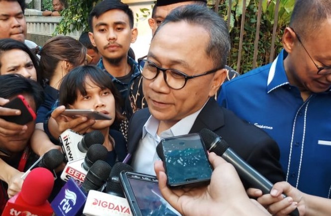 Ketua Umum DPP PAN Zulkifli Hasan meninggalkan kediaman capres nomor urut 02, Prabowo Subianto di Jalan Kertanegara IV, Jakarta, Kamis, 27 Juni 2019. (Foto: Antara)