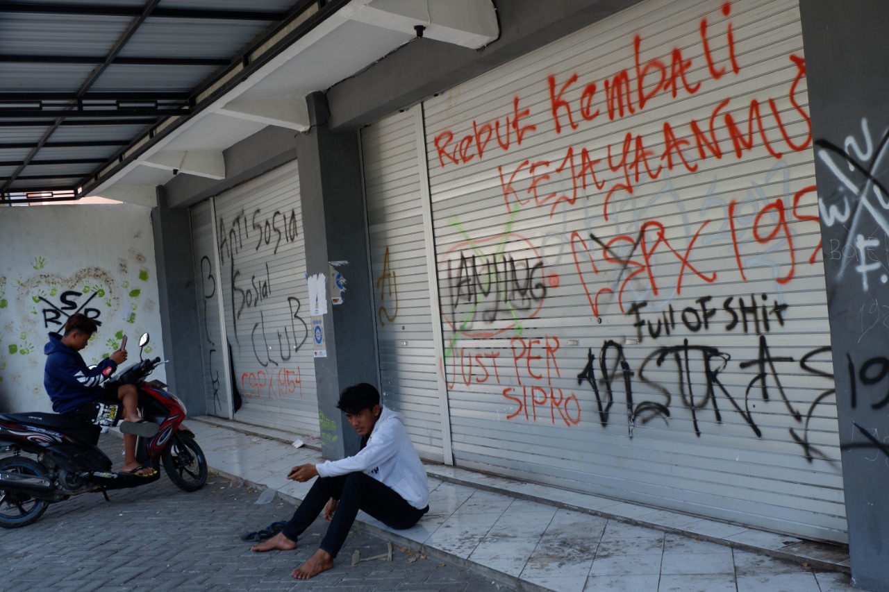 LIMA kios yang diperuntukkan kantor cabang olahraga (cabor) di Stadion Bayuangga, Kota Probolinggo, merana. (Foto: Ikhsan/ngopibareng.id)