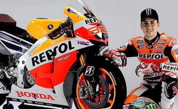 Jorge Lorenzo dan kendaraannya. (Foto:AFP)