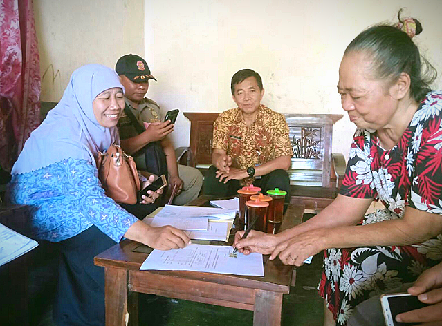 Beberapa pedagang sudah ada yang menerima stimulan. (Foto:Istimewa/Humas Karanganyar)