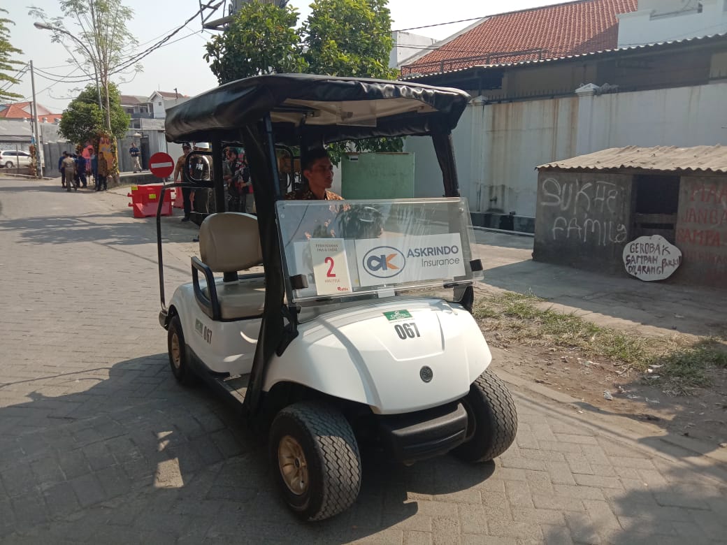 Salah satu mobil golf yang digunakan dalam acara akad nikah anak Khofifah. (Foto: 