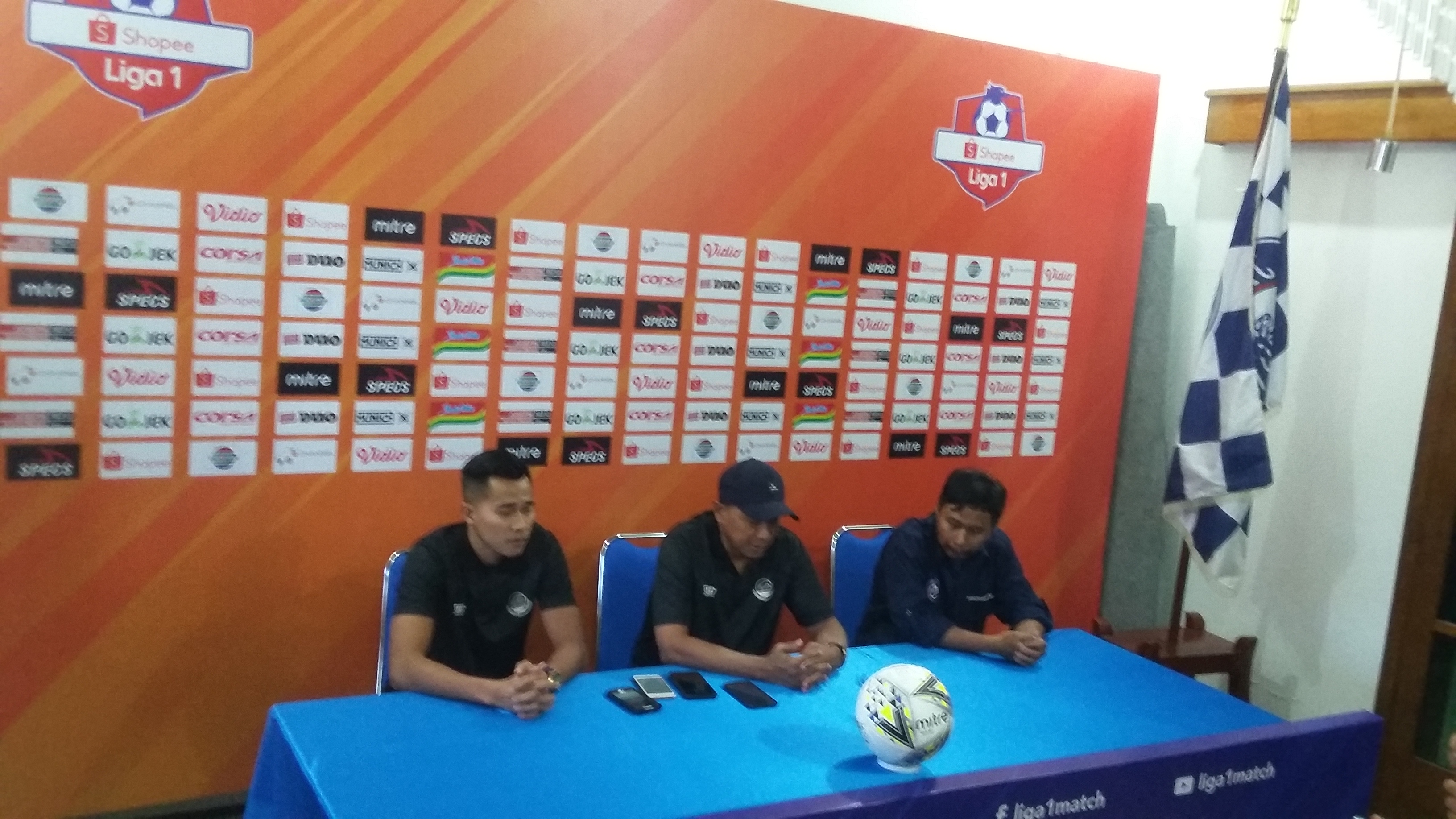 Dari kiri, Angga Saputra (penjaga gawang PS Tira-Persikabo), tengah Rahmad Darmawan (pelatih PS Tira-Persikabo), kanan Sudarmaji (Media officer Arema FC) saat menggelar konferensi pers di gedung Arema FC official store, pada 28 Juni 2019 (Theo/ngopibareng)