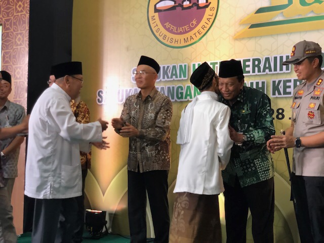 Presdir Smelting Hiroshi Kondo, Bupati Gresik dan Kapolres saat halal bi halal. (Foto arif afandi/ngopibareng)