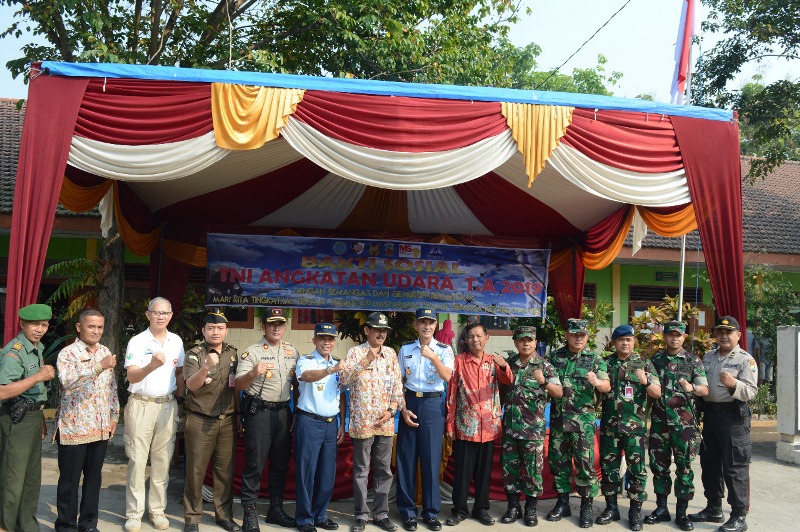 Foto Bersama Di Acara Baksos TNI AU Di Mojokerto