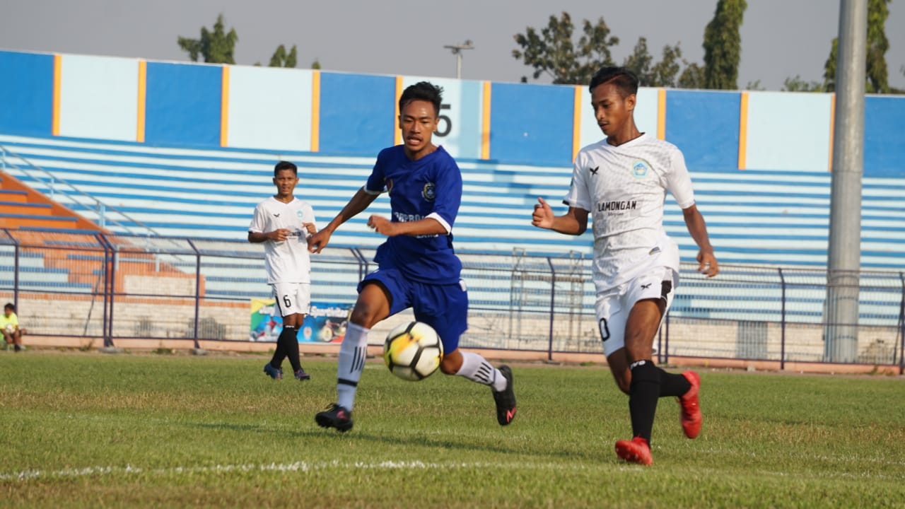 Pertandingan Porprov Jatim VI 2019, cabor sepakbola antara Kabupaten Lamongan vs Kabupaten Malang. (foto: Haris/ngopibareng.id)