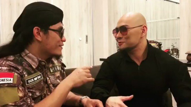 Deddy Corbuzier dan Gus Miftah.