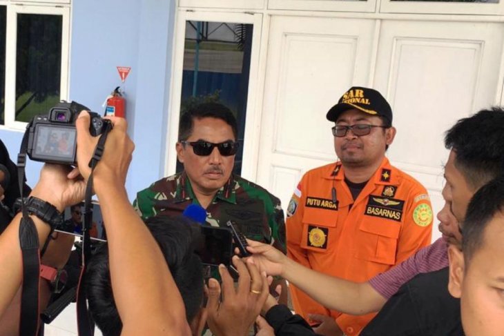 Danlanud Silas Papare Marsma TNI Ir Tri Bowo Budi Santoso didampingi Kepala Basarnas Jayapura Putu Arga Sujarwadi saat berikan keterangan pers. (Foto: Antara/Dokumen pihak ketiga/Alfian R)