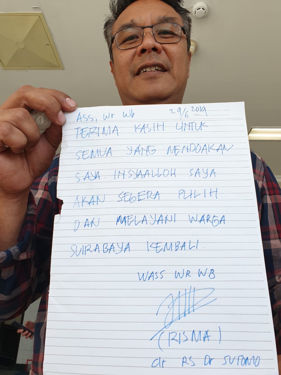 Kabag Humas Pemkot Surabaya M Fikser Tunjukkan Surat Risma. (Foto: Farid/ngopibareng.id)