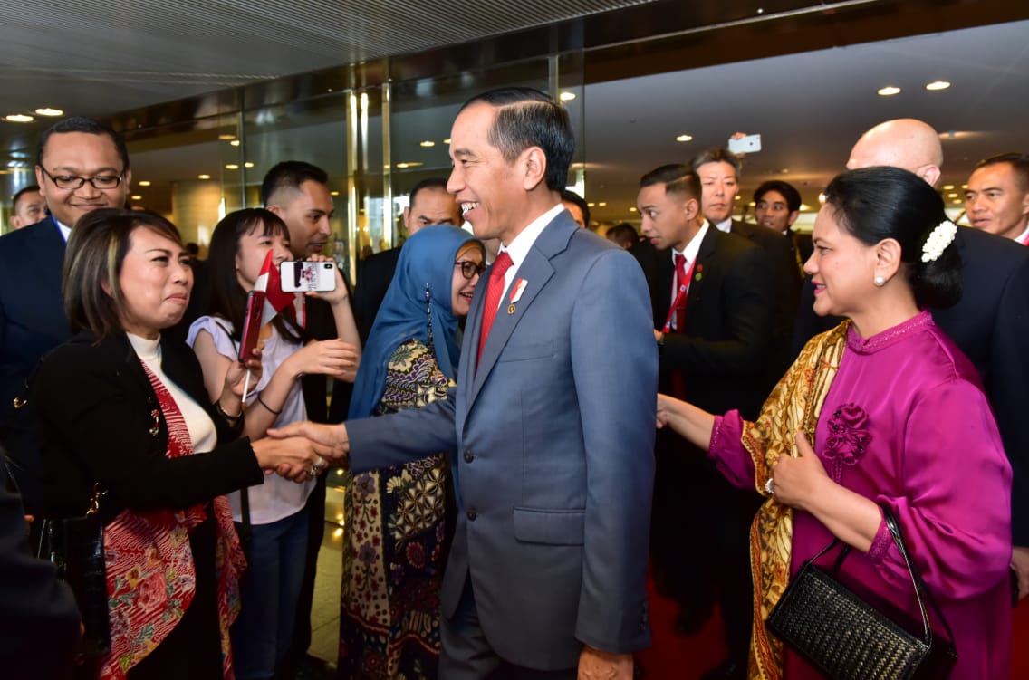 KTT G20 di Osaka berakhir, Presiden Jokowi bersama ibu negara dan rombongan Kembali ke tanar air. ( foto: Biro Pers Setpres)