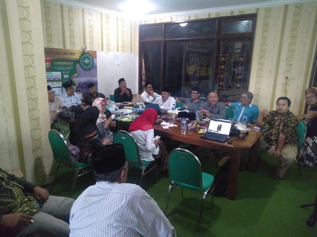 Panitia PWNU Jatim 2019 ketika melakukan rapat persiapan. (Foto: riadi/ngopibareng.id)