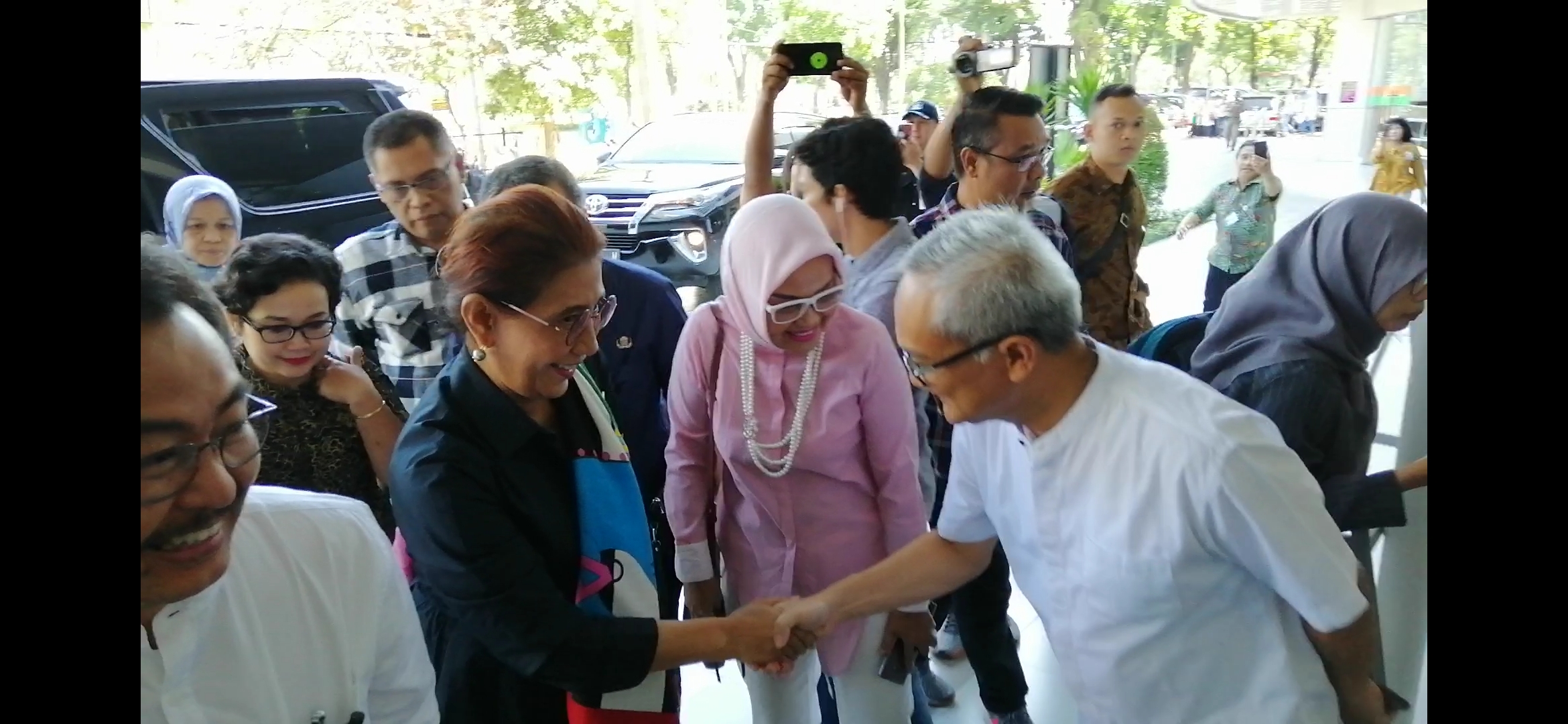 Menteri Kelautan dan Perikanan Susi Pudjiastuti saat membesuk Wali Kota Surabaya Tri Rismaharini di Insentive Care Unit (ICU) Gedung Bedah Pusat Terpadu (GBPT) RSUD dr Soetomo, Surabaya, Sabtu, 29 Juni 2019. (Foto: Farid/ngopibareng.id)