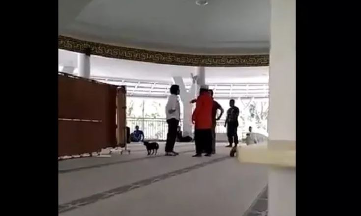 Gambar potongan video, seorang perempuan melepas anjingnya di masjid, kawasan Sentul City, Bogor, Jawa Barat, Minggu, 30 Juni 2019. (istimewa)