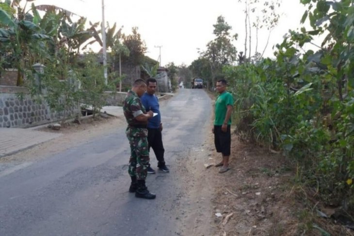 Jalan desa Sampung Ponorogo tempat terduga teroris diringkus Densus 88 Anti Teror. (Foto: dok/antara)