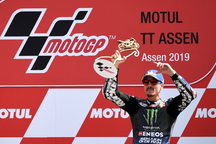 Maverick Viñales (Monster Energy Yamaha MotoGP) melakukan selebrasi usai memenangi balapan seri kedelapan MotoGP di Sirkuit Assen, Belanda, Minggu 30 Juni 2019. (Foto: Antara/Reuters)