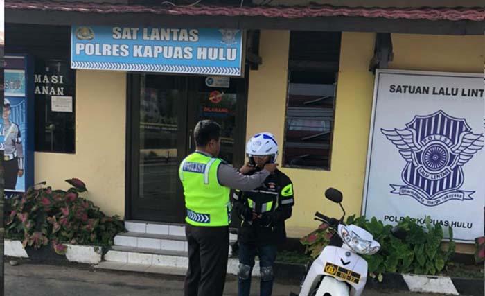 Satlantas Polres Kapuas Hulu, Kalbar, memfasilitasi pelayanan SIM gratis pada pemohon yang pada Hari Bhayangkara lahir 1 Juli. (Foto:Antara) 