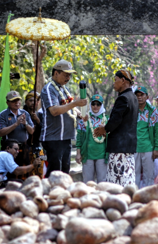 Juru kunci Kayangan Api, Mbah Juli menyerahkan kepada Ketua Porprov M Nabil. (Foto: Erfan Hazransyah)