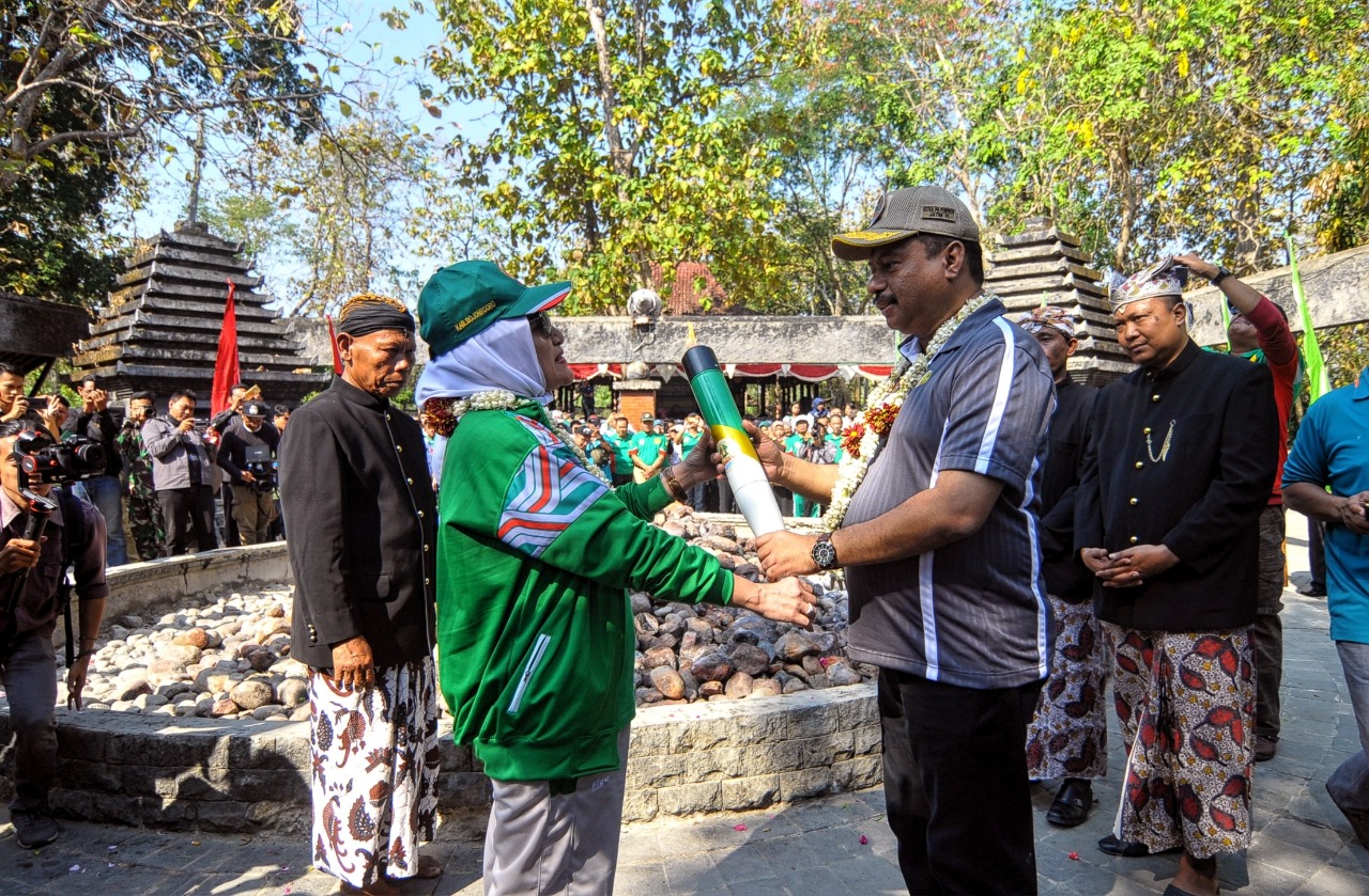Obor api selanjutnya diserahkan kepada perwakilan atlet panahan asal Bojonegoro. (Foto: Erfan Hazransyah)