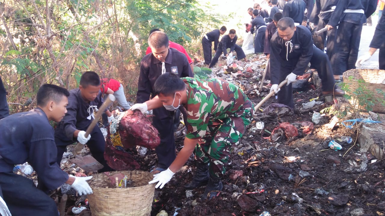 Pembersihan Sampah Liar Di Hutan Dawarblandong