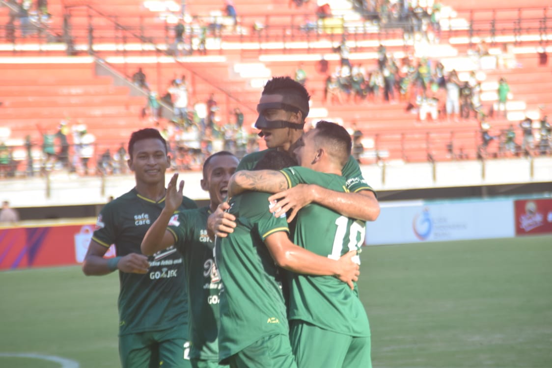 Pemain Persebaya merayakan gol yang dicetak Irvan Jaya saat Persebaya mengalahkan Persela 3-2. (Foto: Haris/@ngopibareng.id)