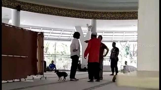 Perempuan membawa anjing ke masjid. (Foto: istimewa)