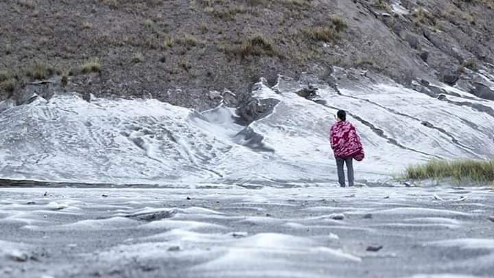 EMBUN beku di Laut Pasir (Kaldera) Bromo menjadi daya tarik wisatawan untuk datang. (Foto: Ikhsan/ngopibareng.id)