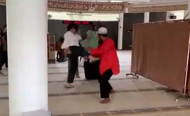 SM, baju putih saat berada di Masjid Al Munawaroh. (Foto: istimewa)