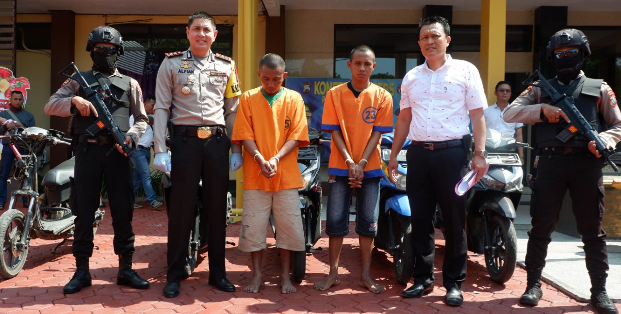 DUA tersangka pencuri motor berkedok mencari sumbangan bersama Kapolresta AKBP Alfian Nurrizal. (Foto: Ikhsan/ngopibareng.id)